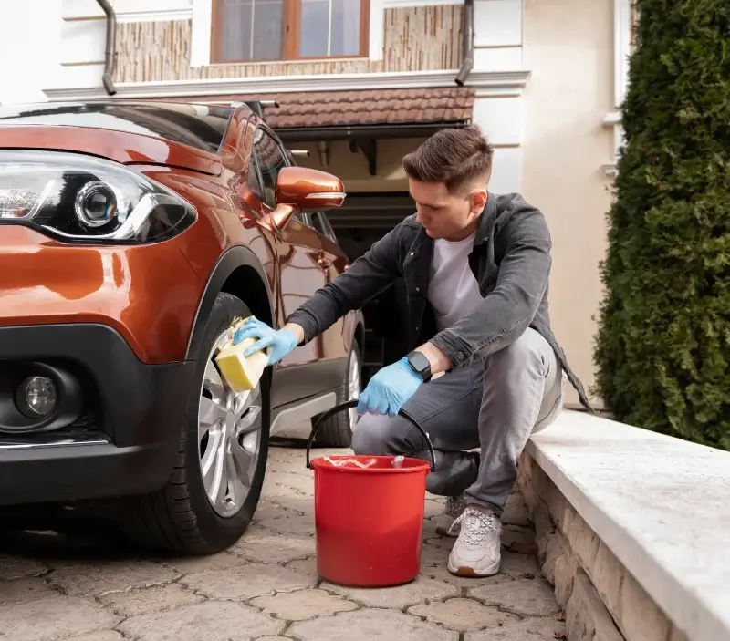 Lavage auto à domicile Pays-de-Clerval : professionnel intervenant sur un véhicule
